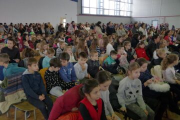 Peste 7.500 de lei, din Târgul de Crăciun al elevilor Școlii Gimnaziale Ipotești, pentru copiii din Centrul de plasament Dorohoi