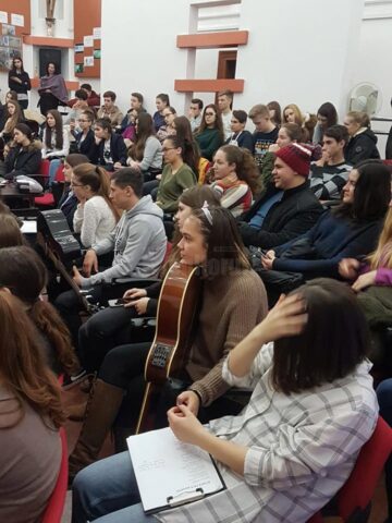 Poetul care "dă folk la case și la școli"