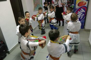 „Albinuțele”, de la Grădinița „Sf. Ioan cel Nou”, au colindat Monitorul de Suceava