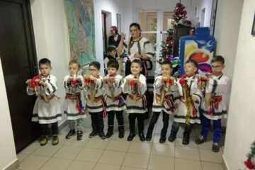 „Albinuțele”, de la Grădinița „Sf. Ioan cel Nou”, au colindat Monitorul de Suceava
