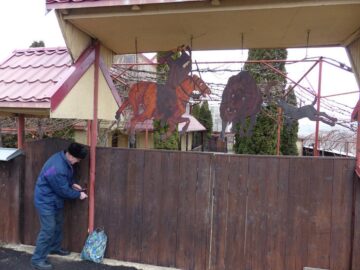 Scene istorice realizate de Grumazescu, expuse la intrarea în gospodăria sa