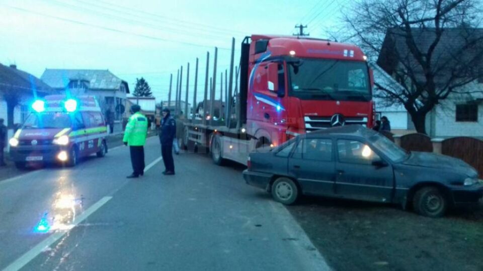 Accident la Milișăuți, între un autoturism și un tir