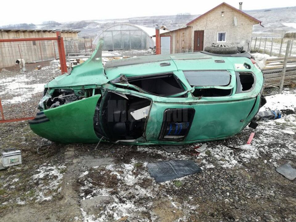 Cel aflat la volan a pierdut controlul direcției, mașina răsturnându-se în afara șoselei În urma impactului puternic, cel de la volan a fost rănit