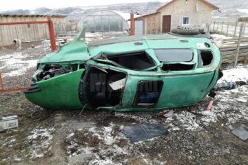 Cel aflat la volan a pierdut controlul direcției, mașina răsturnându-se în afara șoselei În urma impactului puternic, cel de la volan a fost rănit