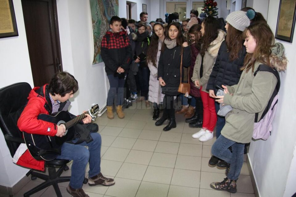 Elevii Școlii Nr. 1 Suceava au colindat la sediul Monitorului