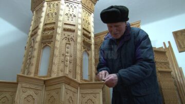 Mihai Grumăzescu mai are încă mult de muncă pentru a-și vedea dus la final proiectul vieții sale - Biserica Trei Ierarhi, sculptată în lemn la scara de 1 pe 36