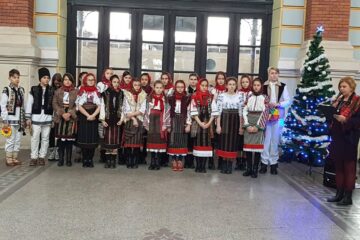 "Să colindăm la Porțile Bucovinei", recital de poezii și concert de colinde susținut de elevii de la "Miron Costin" în Gara Suceava