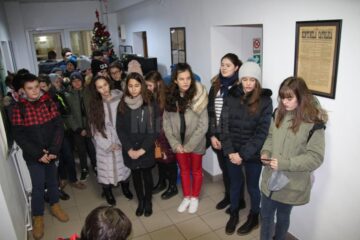 Elevii Școlii Nr. 1 Suceava au colindat la sediul Monitorului