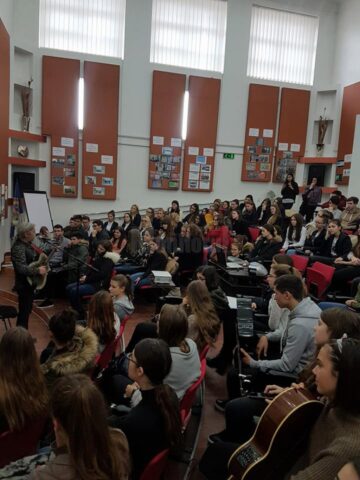 Să dăm folk la școli!