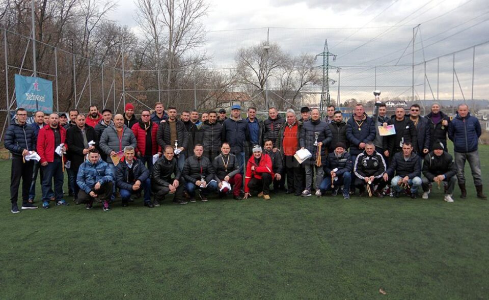 Fotografie de grup realizată la încheierea ediției a X-a a Campionatului de old-boys Fotografie de grup realizată la încheierea ediției a X-a a Campionatului de old-boys