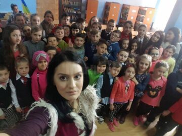 Ștefania Iacob în mijlocul copiilor