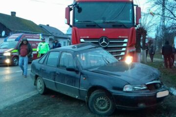 Accident la Milișăuți, între un autoturism și un tir
