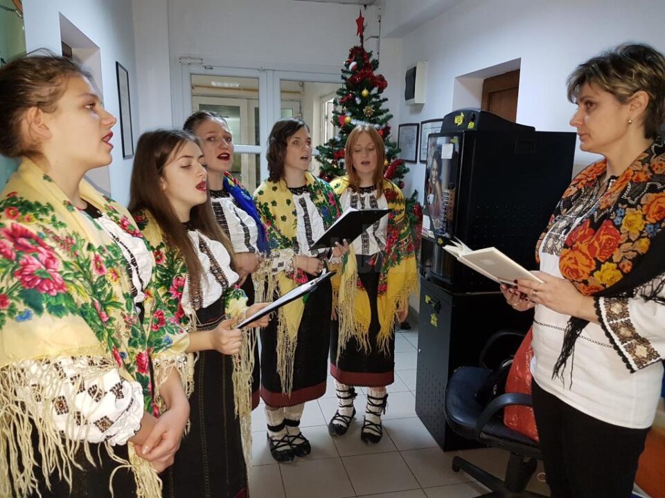 Un grup de tinere de la Serviciile multifuncționale Gura Humorului a colindat redacția Monitorului de Suceava