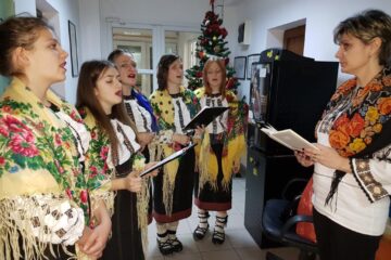 Un grup de tinere de la Serviciile multifuncționale Gura Humorului a colindat redacția Monitorului de Suceava