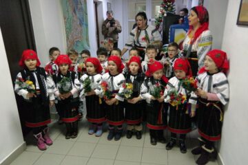„Albinuțele”, de la Grădinița „Sf. Ioan cel Nou”, au colindat Monitorul de Suceava