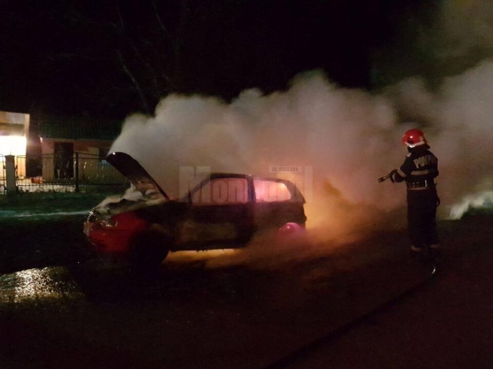 Mașină distrusă de flăcări