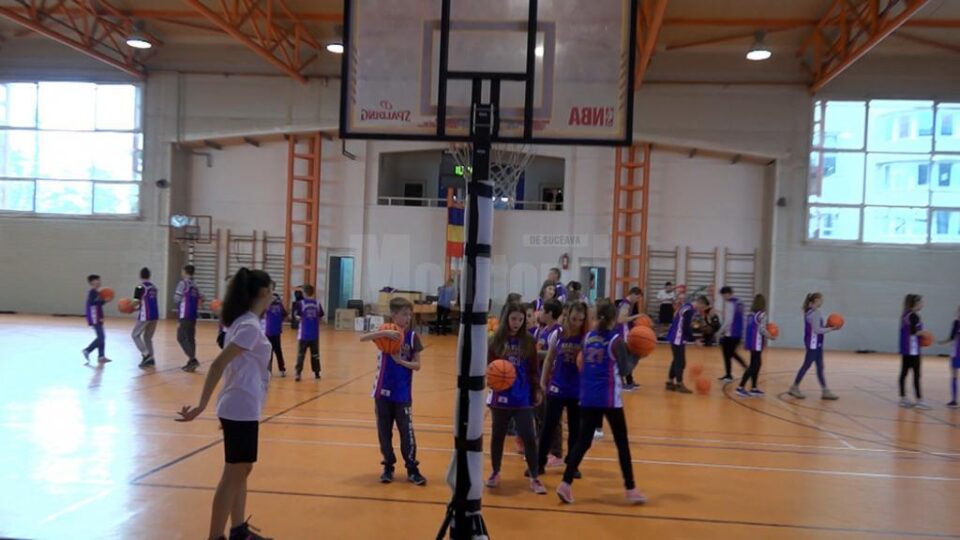Copiii din centrele de plasament și cele de zi au fost învățați să joace baschet