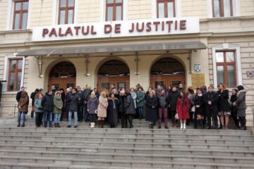 Circa 80 de magistrați au protestat ieri, timp de jumătate de oră, în fața Palatului de Justiție din Suceava
