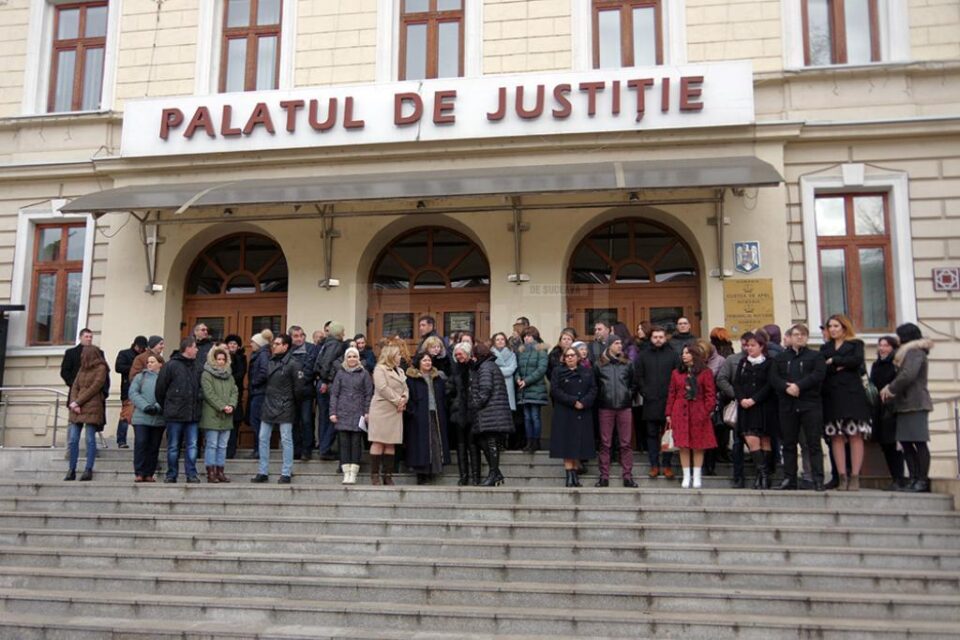 Circa 80 de magistrați au protestat ieri, timp de jumătate de oră, în fața Palatului de Justiție din Suceava Circa 80 de magistrați au protestat ieri, timp de jumătate de oră, în fața Palatului de Justiție din Suceava