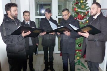 Grupul cameral „Nord Bucovina” colindând Monitorul de Suceava