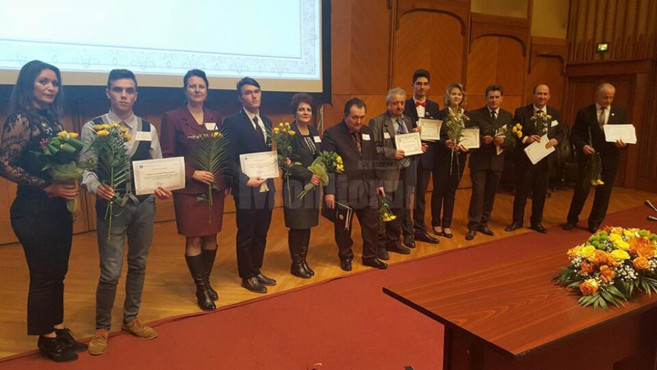Trei olimpici internaționali și profesorii lor coordonatori, premiați de Ministerul Educației