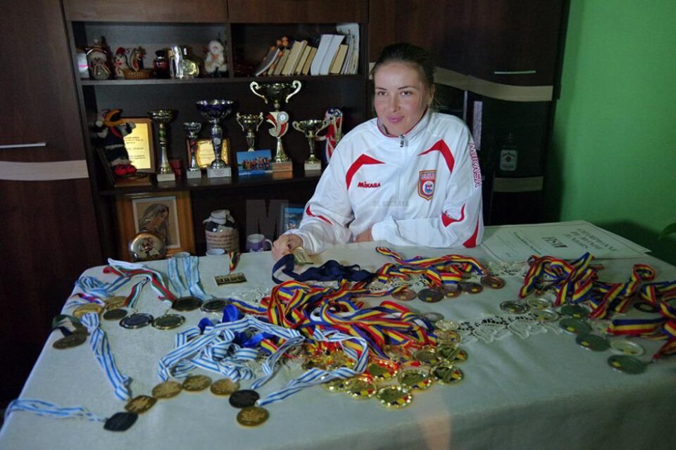 Viviana Bejinariu cu medaliile câștigate de la juniori și până la seniori