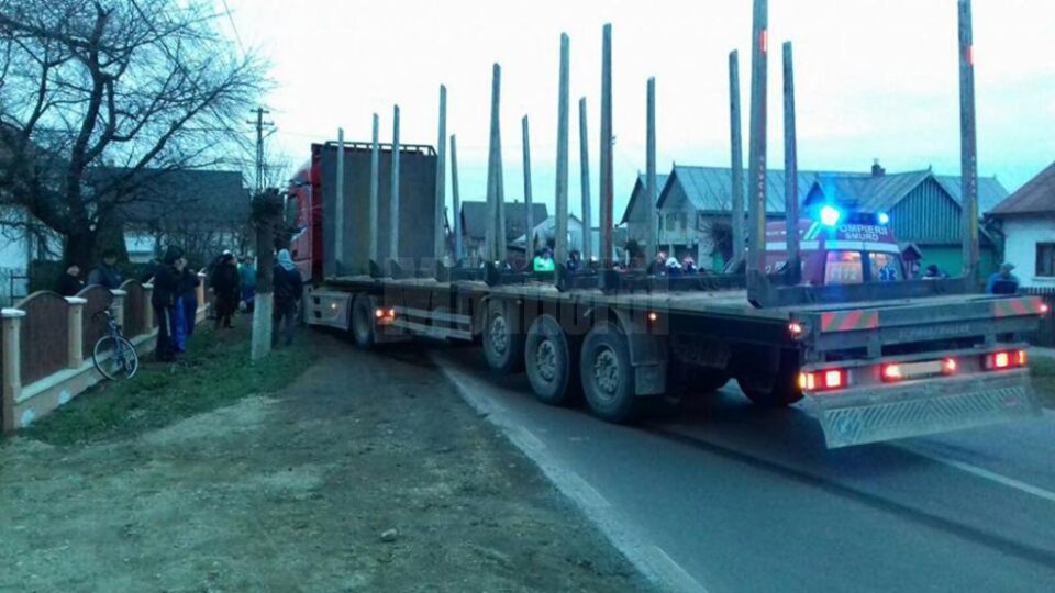 Șofer rănit grav, după ce a ieșit cu un Cielo în fața unui autotren
