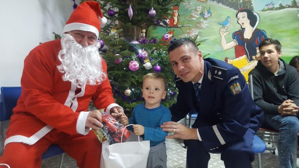 Polițiștii au fost Moș Crăciun pentru copiii din Centrul de plasament ,,Visătorii” din Fundu Moldovei Polițiștii au fost Moș Crăciun pentru copiii din Centrul de plasament ,,Visătorii” din Fundu Moldovei