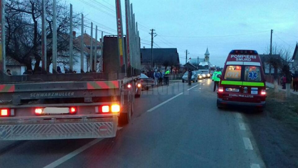 Șofer rănit grav, după ce a ieșit cu un Cielo în fața unui autotren