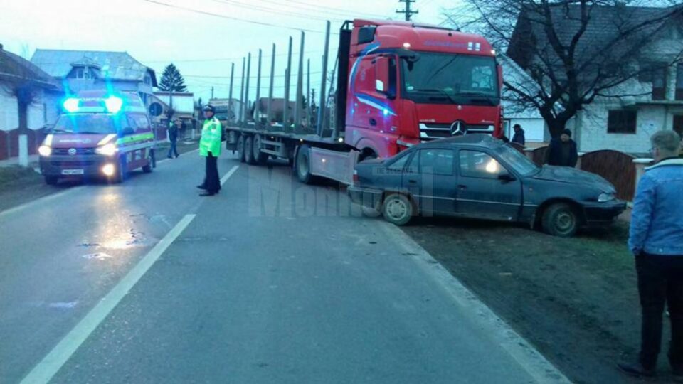 Șofer rănit grav, după ce a ieșit cu un Cielo în fața unui autotren