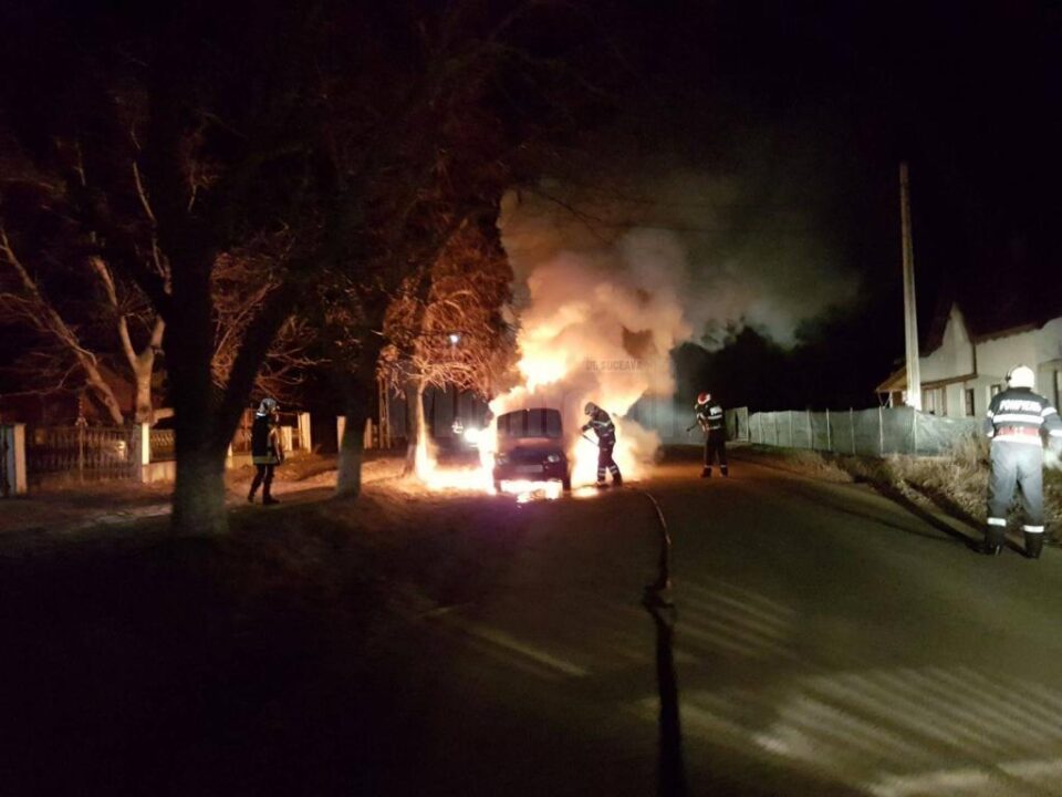 Mașină distrusă de flăcări