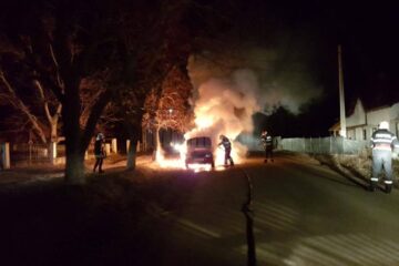 Mașină distrusă de flăcări