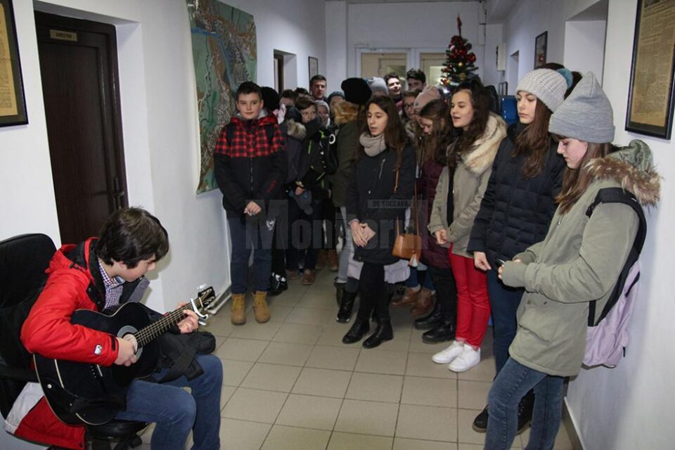 Elevii din clasa a 7-a C a Școlii Gen. Nr. 1 Suceava au colindat marți dimineață sediul Monitorului de Suceava