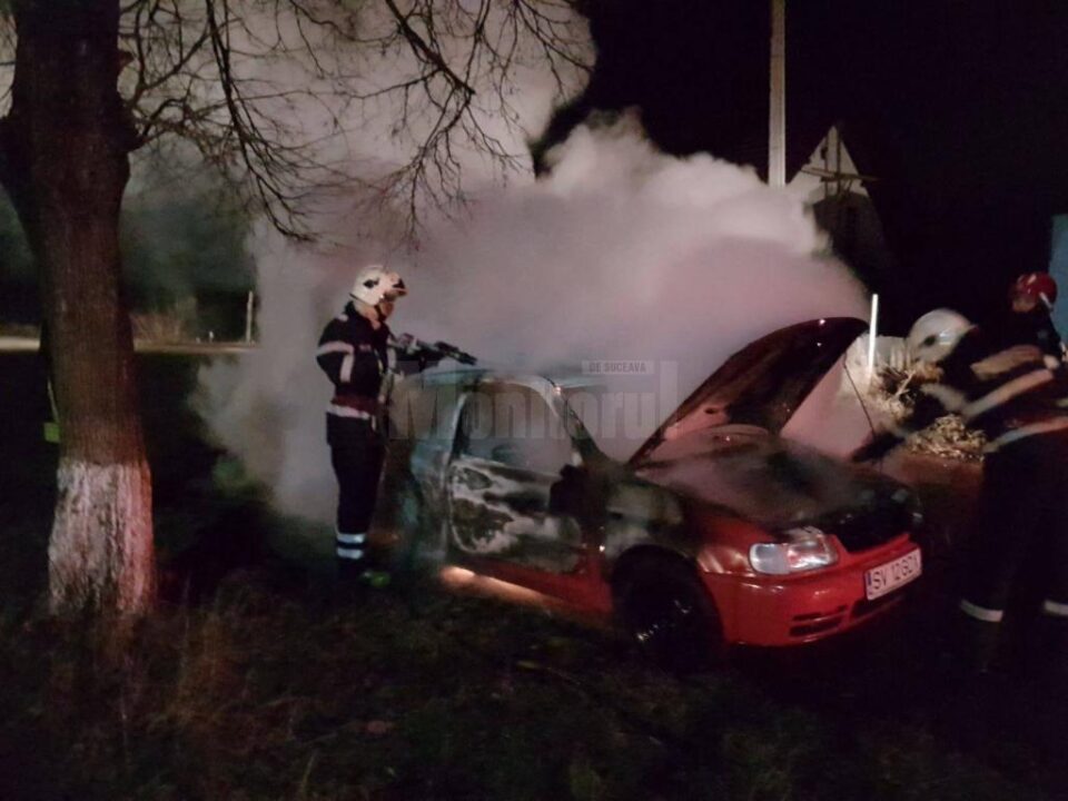 Mașină distrusă de flăcări