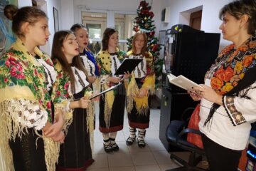 Un grup de tinere de la Serviciile multifuncționale Gura Humorului colindat redacția Monitorului de Suceava