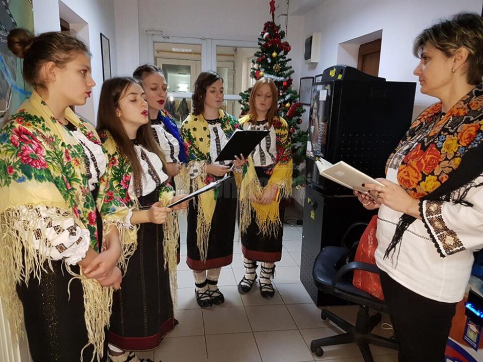 Un grup de tinere de la Serviciile multifuncționale Gura Humorului colindat redacția Monitorului de Suceava