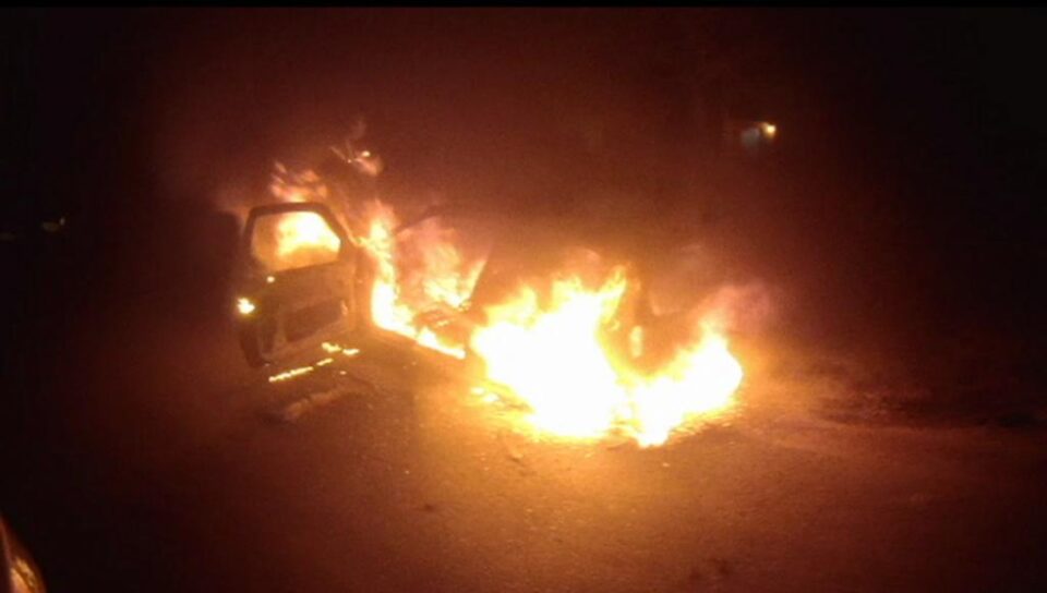 Un autoturism a ars ca o torță pe un drum din Mitocu Dragomirnei Un autoturism a ars ca o torță pe un drum din Mitocu Dragomirnei