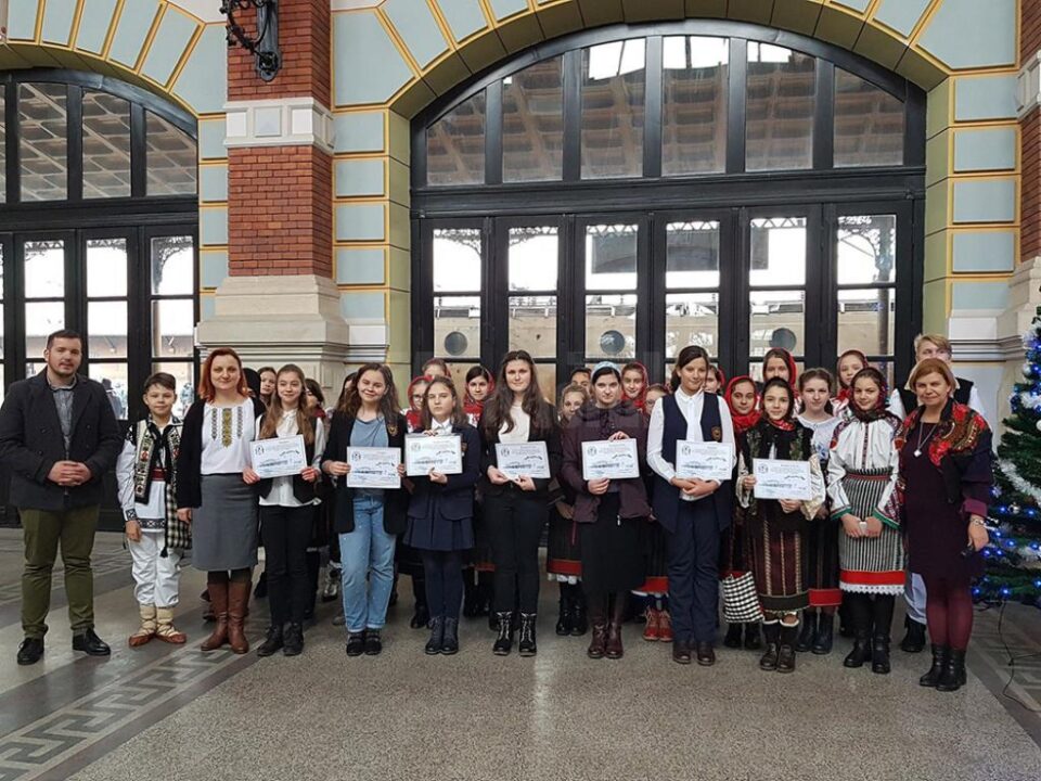 Recital de poezii și concert de colinde susținut de elevii de la "Miron Costin" în Gara Burdujeni