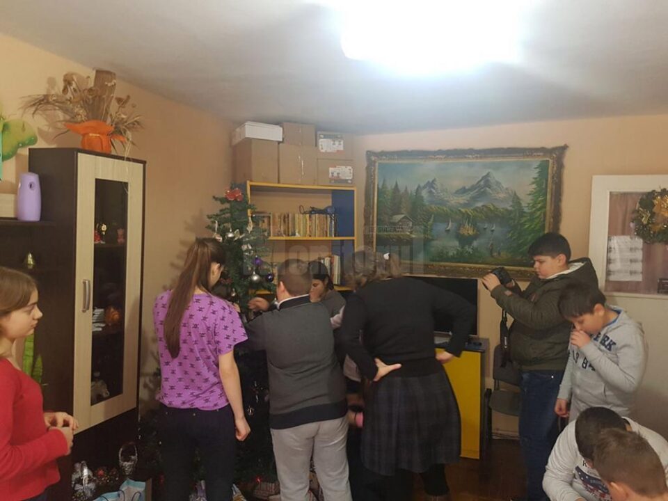 Copiii din Ipotești și de la Dorohoi împodobesc împreună bradul de Crăciun