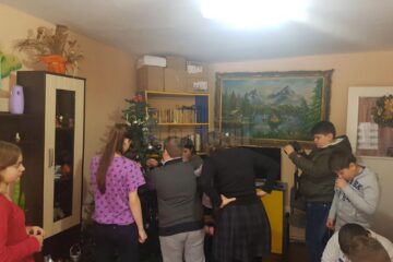 Copiii din Ipotești și de la Dorohoi împodobesc împreună bradul de Crăciun