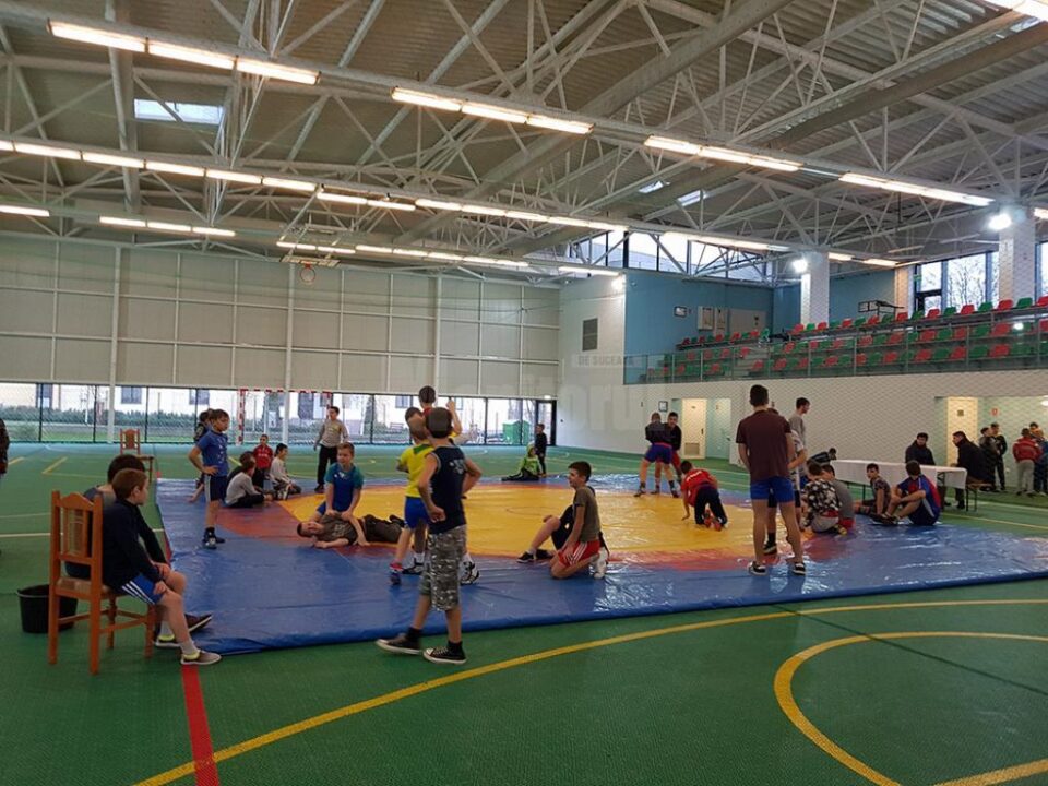 Sala de sport din Dumbrăveni a găzduit o interesantă competiție de lupte