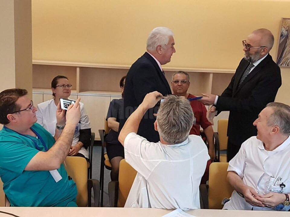 Șase medici octogenari au primit ieri diplome și plachete de onoare din partea Spitalului de Urgență Suceava