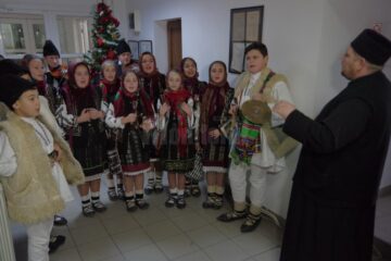 Un grup de elevi de la Liceul Tehnologic Cajvana a colindat ieri redacția Monitorului de Suceava
