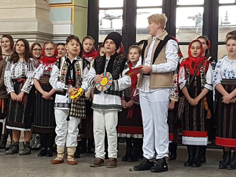 Recital de poezii și concert de colinde susținut de elevii de la "Miron Costin" în Gara Burdujeni