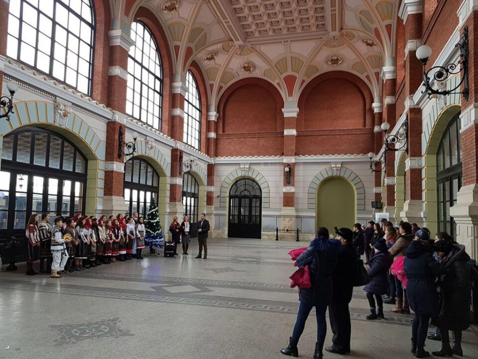 Recital de poezii și concert de colinde susținut de elevii de la "Miron Costin" în Gara Burdujeni