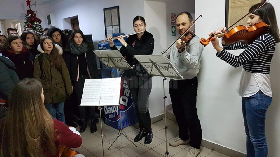 Corul mixt al Colegiului de Artă și Cvartetul Royal colindând Monitorul de Suceava Corul mixt al Colegiului de Artă și Cvartetul Royal colindând Monitorul de Suceava