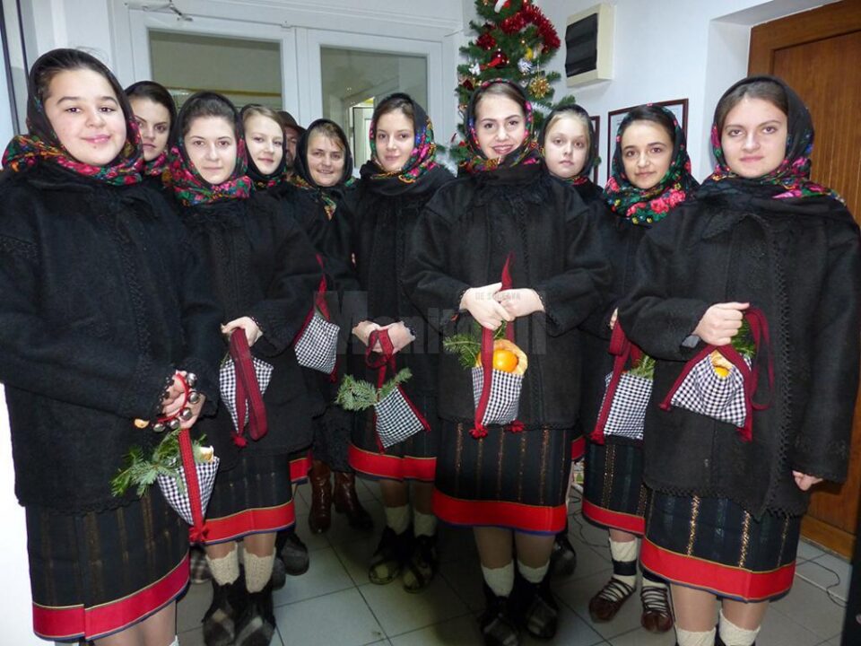 Elevele Grupului Vocal al Ansamblului ”Străjăncuța” din Straja au colindat ieri Monitorul de Suceava Elevele Grupului Vocal al Ansamblului ”Străjăncuța” din Straja au colindat ieri Monitorul de Suceava
