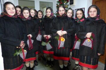 Elevele Grupului Vocal al Ansamblului ”Străjăncuța” din Straja au colindat ieri Monitorul de Suceava