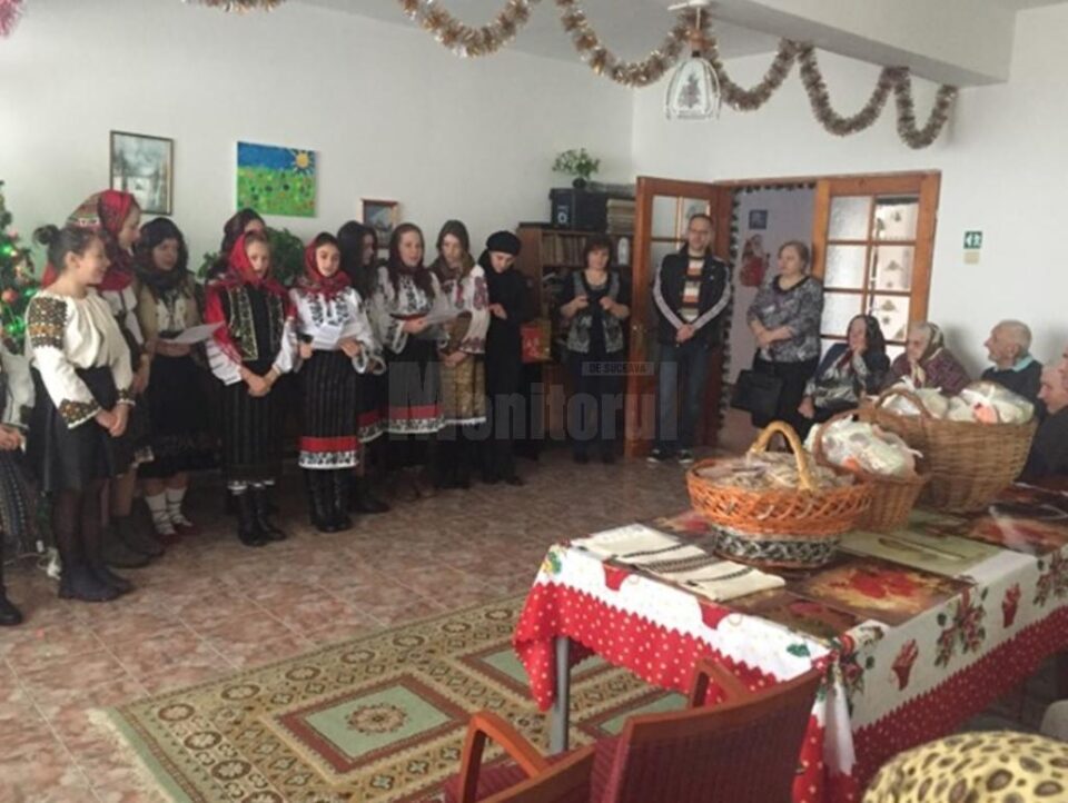 Bătrânii de la Căminul „Victor” din Ilișești, colindați de elevii Școlii Ciprian Porumbescu