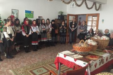 Bătrânii de la Căminul „Victor” din Ilișești, colindați de elevii Școlii Ciprian Porumbescu